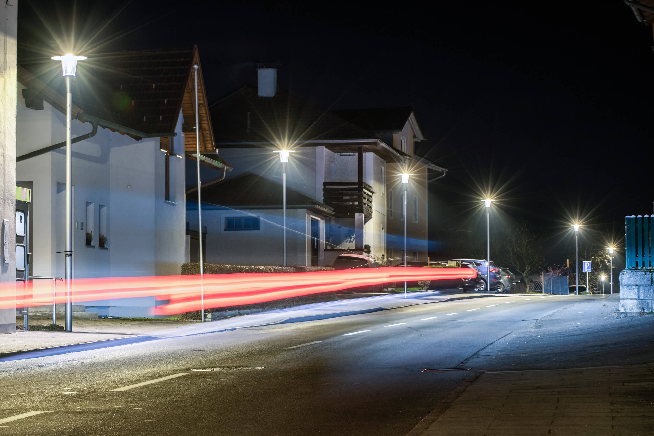 Straßenbeleuchtung in Ried im Innkreis mit Lichtspuren von fahrenden Autos