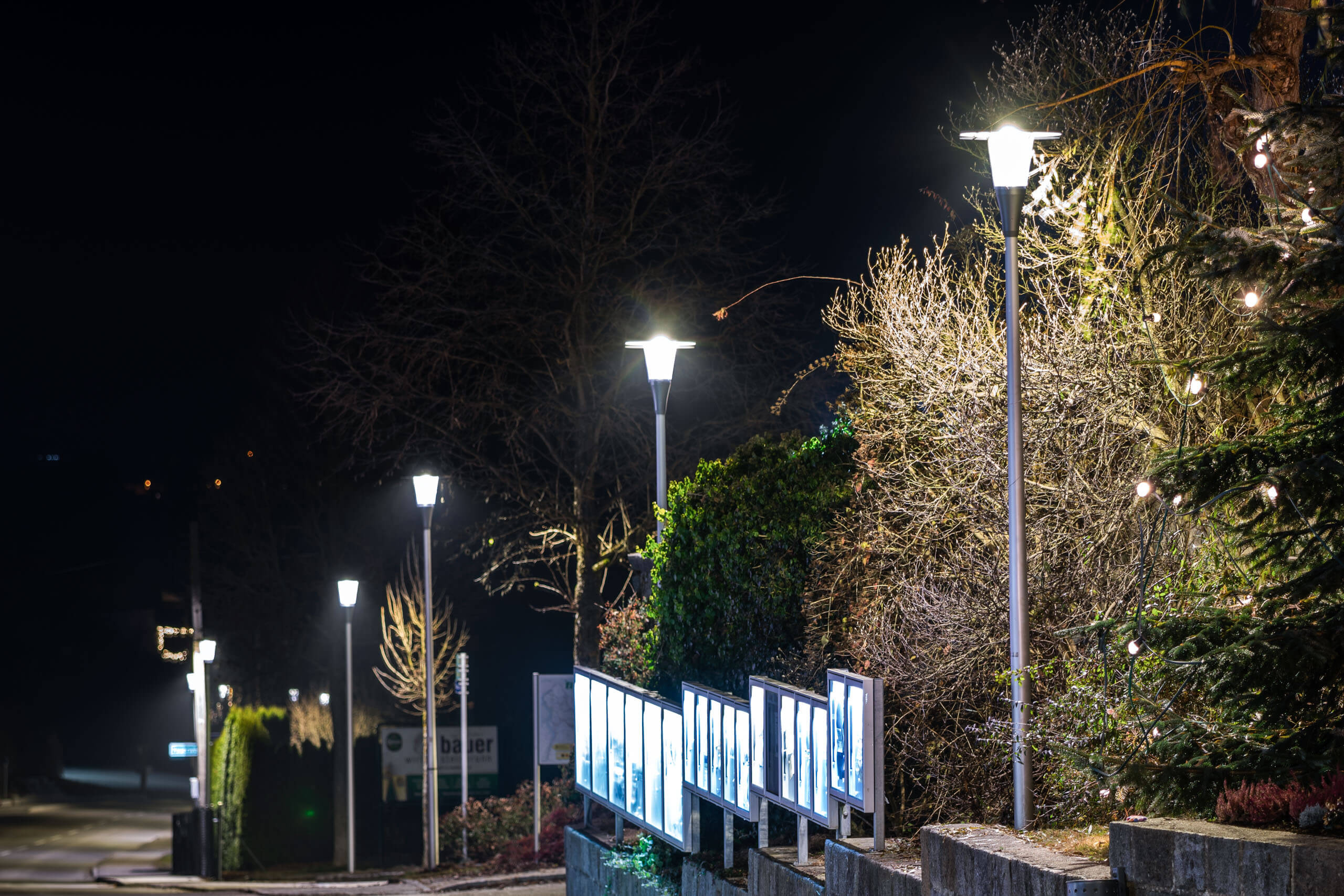 Straßenbeleuchtung und Weihnachtsbeleuchtung im Außenbereich bei Nacht.