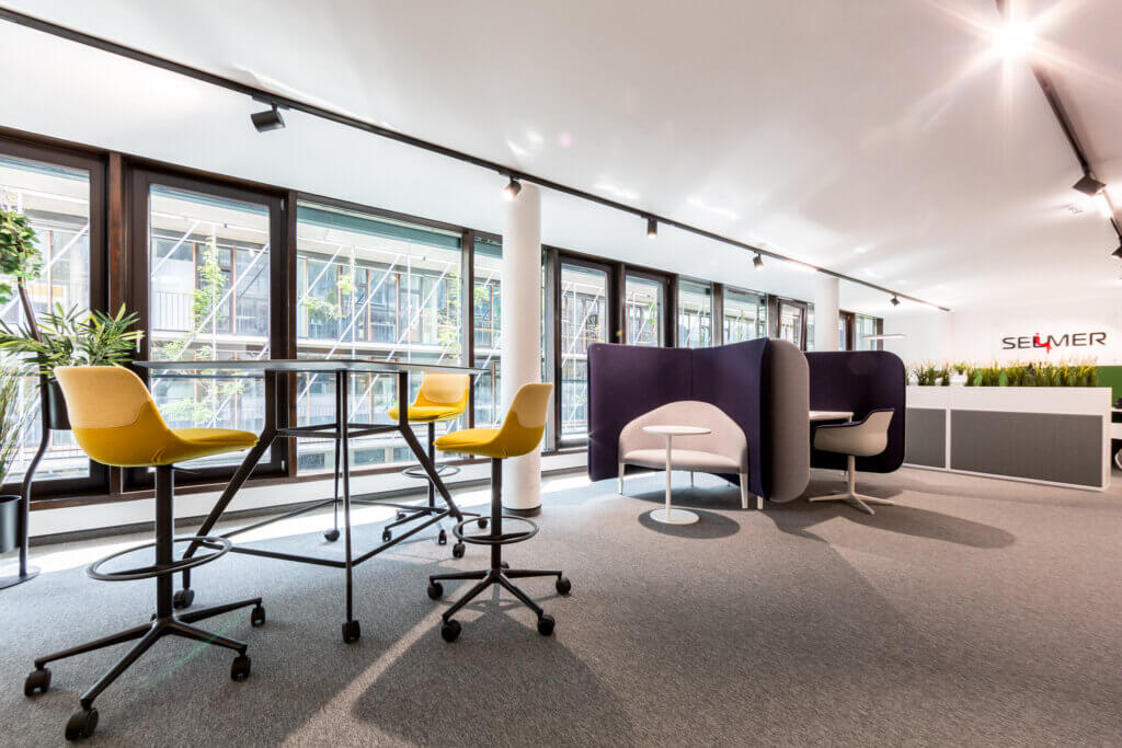 Modernes Büro mit Sitzbereichen und großem Fensterfront