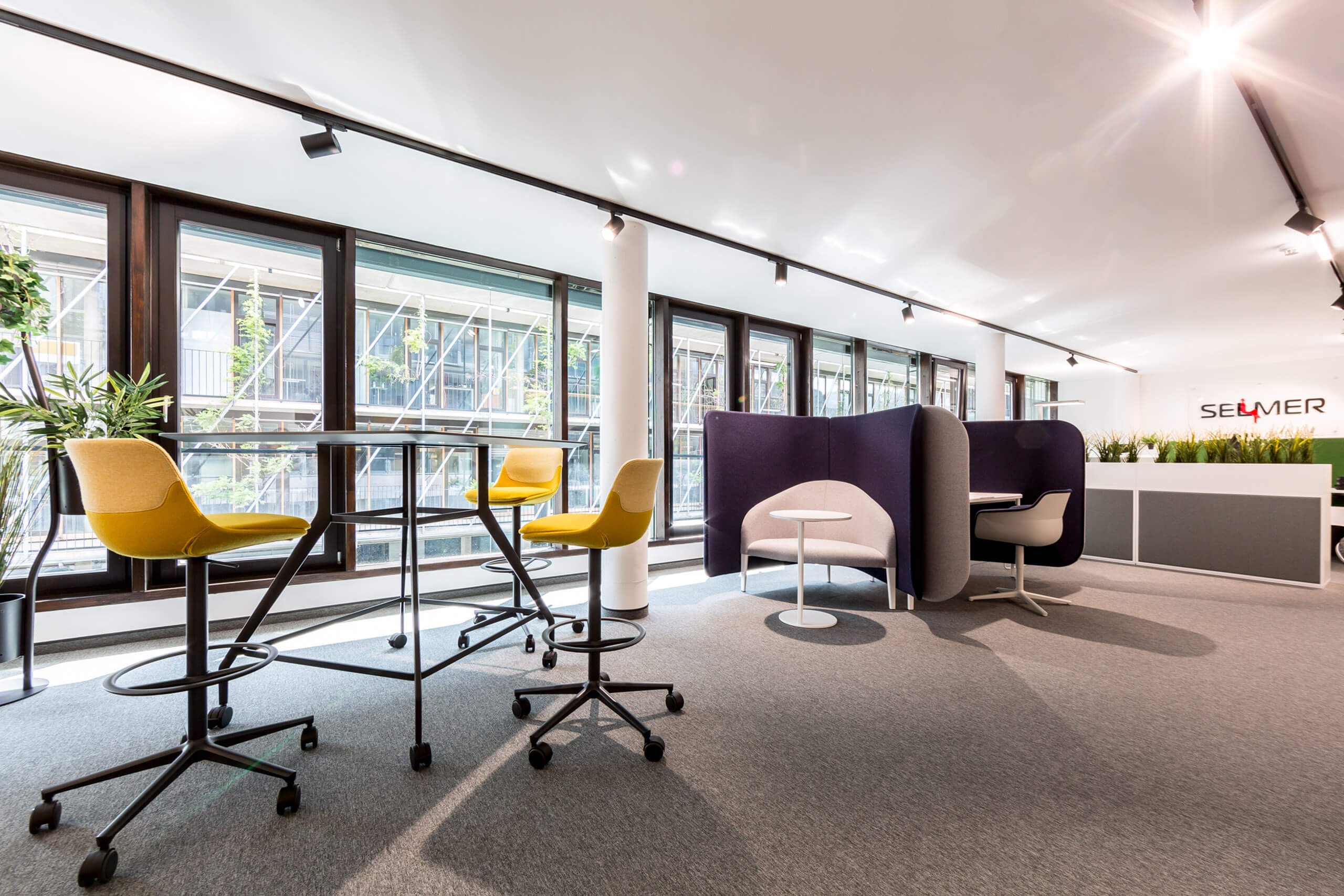 Modernes Büro mit Sitzbereichen und großem Fensterfront