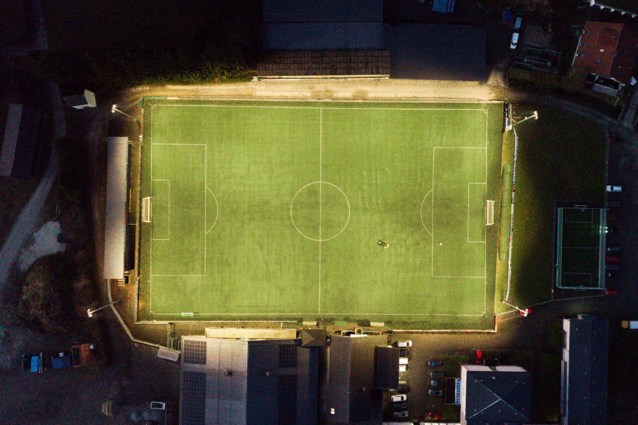 Beleuchtetes Fußballfeld bei Nacht mit Trainingslicht von Illumina