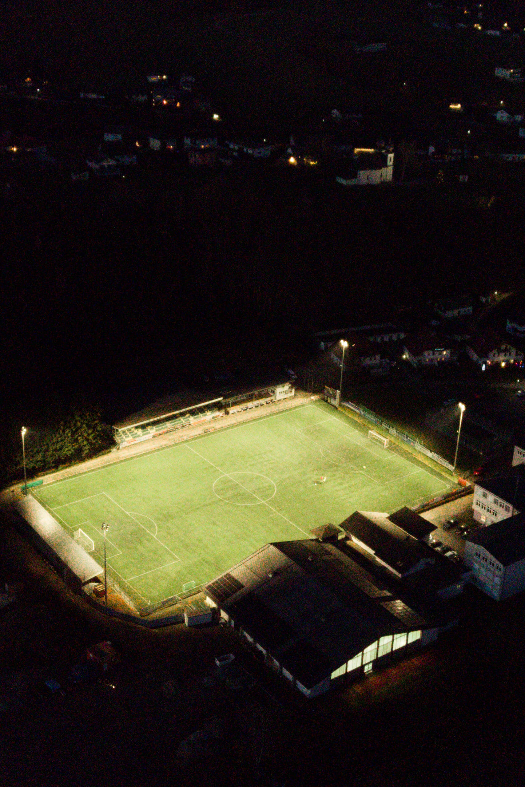 Illuminas Sportplatzbeleuchtung: Ein beleuchteter Fußballplatz bei Nacht.