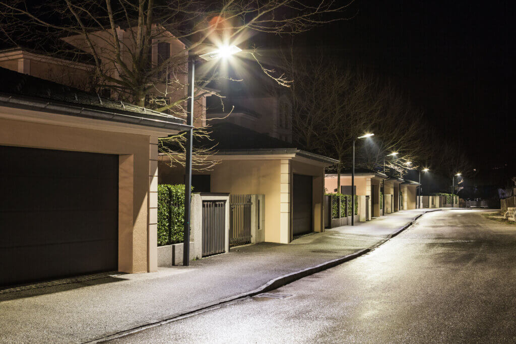 Nächtliche Straßenbeleuchtung mit modernen Laternen entlang einer Wohnstraße