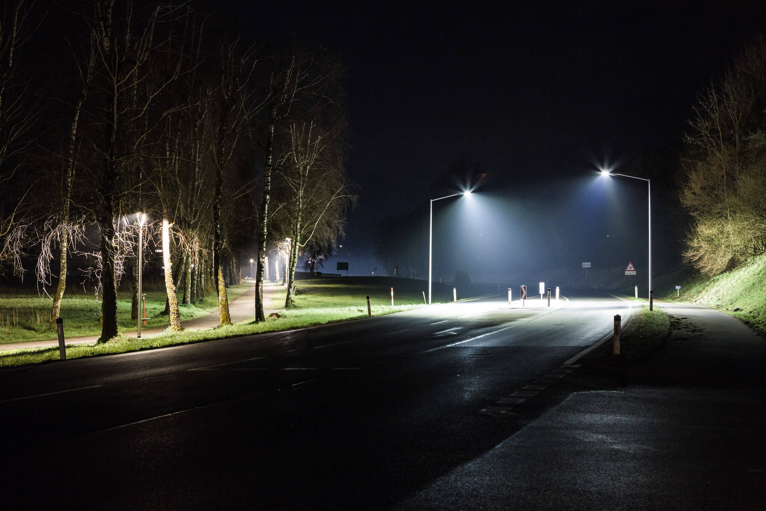 Illumina: Straßenbeleuchtung mit modernen Leuchten und Nebelstimmung.