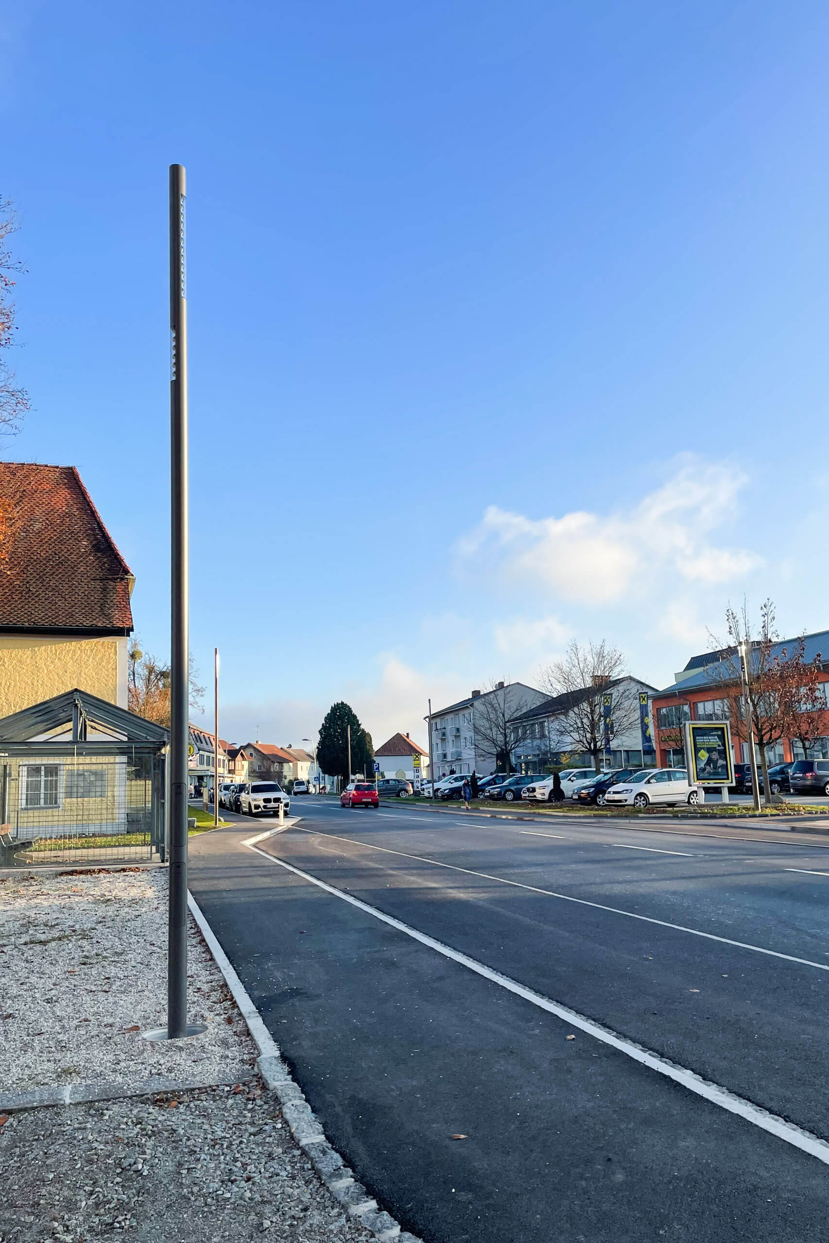 Straßenbeleuchtung in einer ruhigen Wohngegend bei Tageslicht