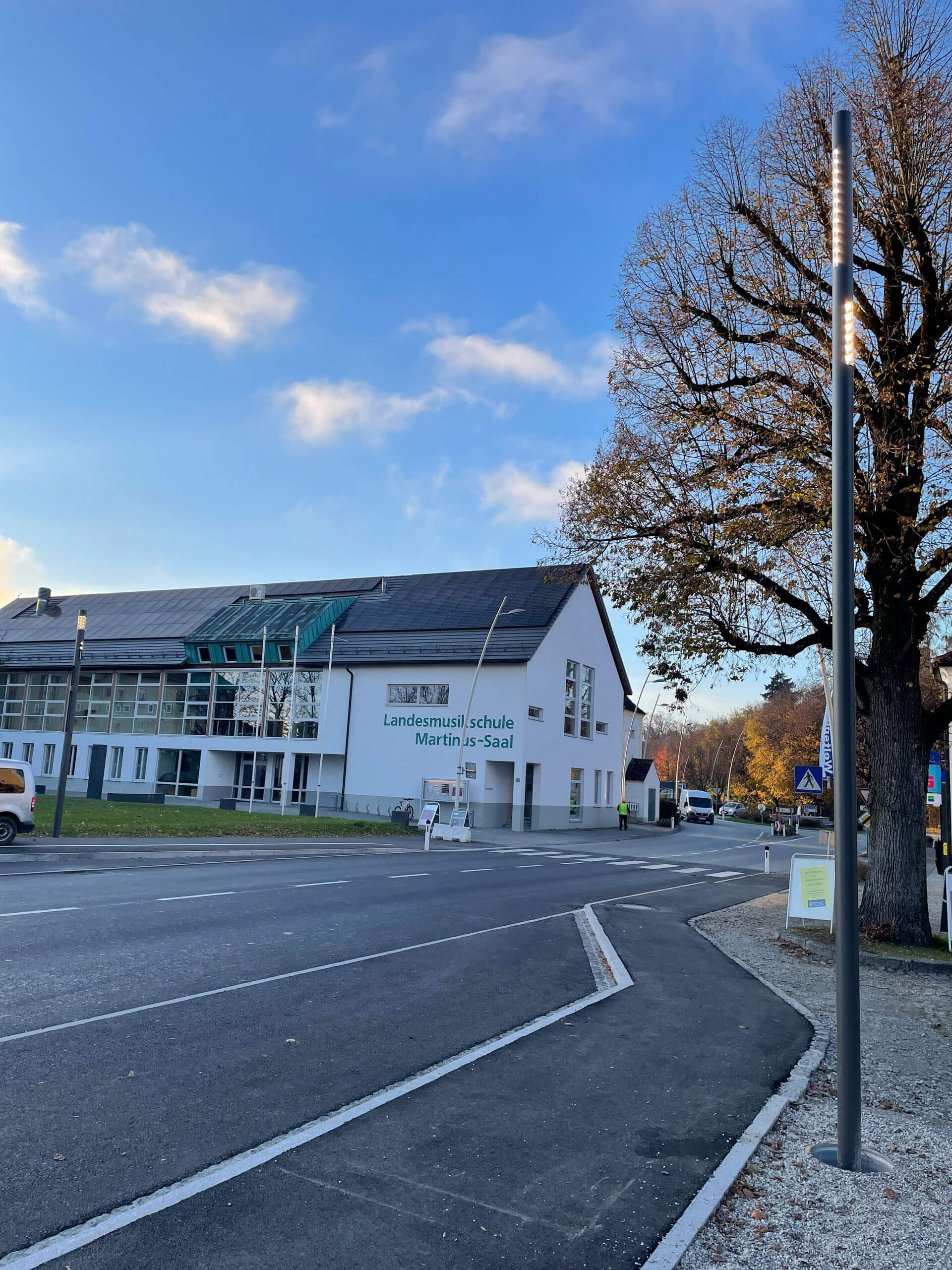 Landesmusikschule Martinus-Saal mit moderner Straßenbeleuchtung