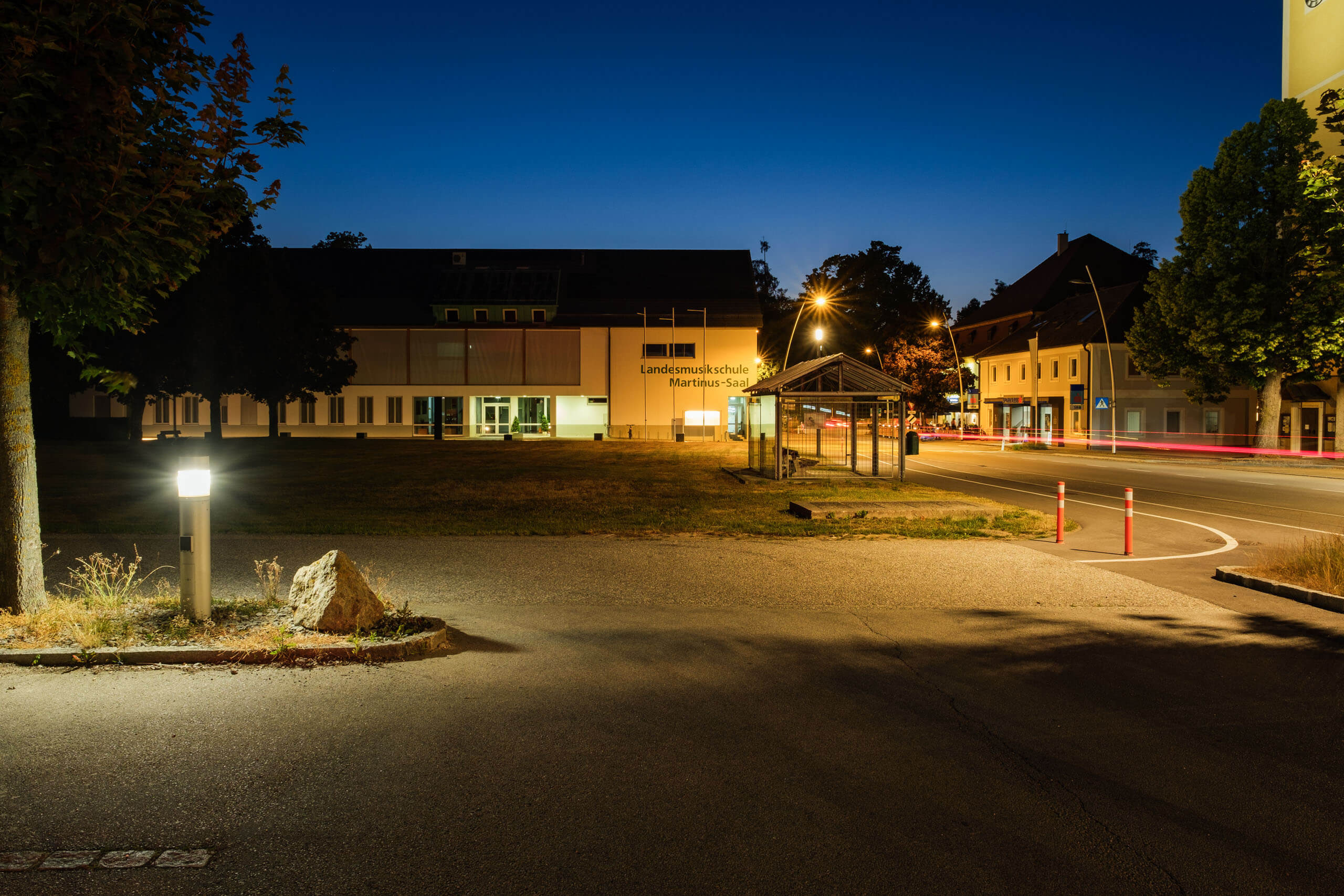 Landesmusikschule Martinus-Saal in Ried im Innkreis bei Nacht mit Straßenbeleuchtung