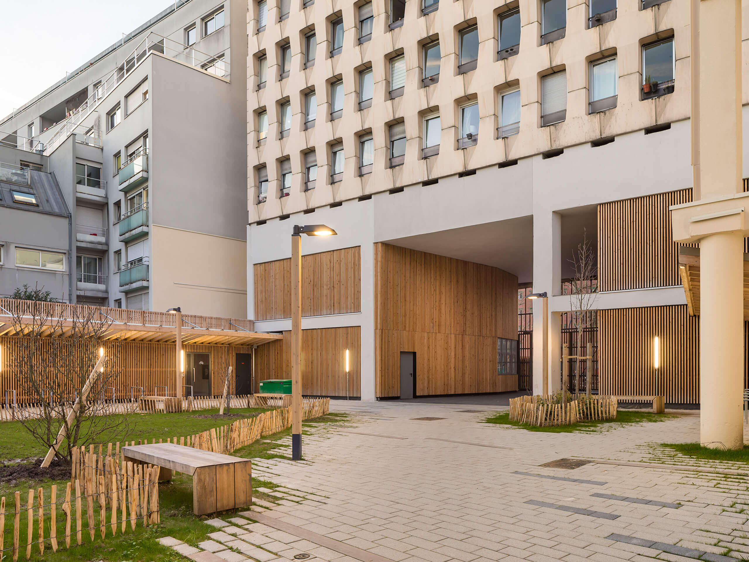 Moderner Innenhof mit Holzverkleidung und Stadtmobiliar