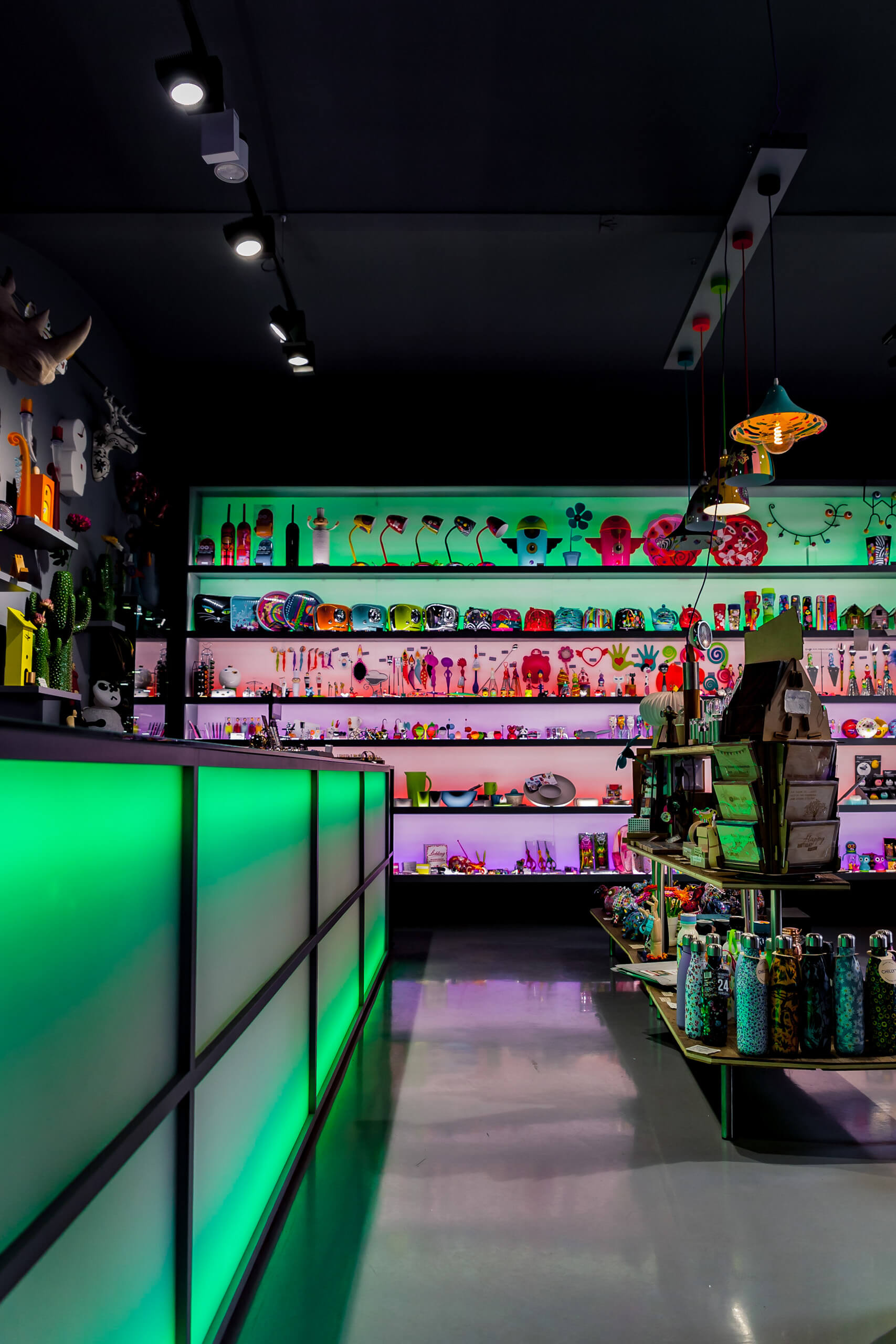 Moderne Boutique mit farbenfrohen Produkten und stimmungsvoller Beleuchtung