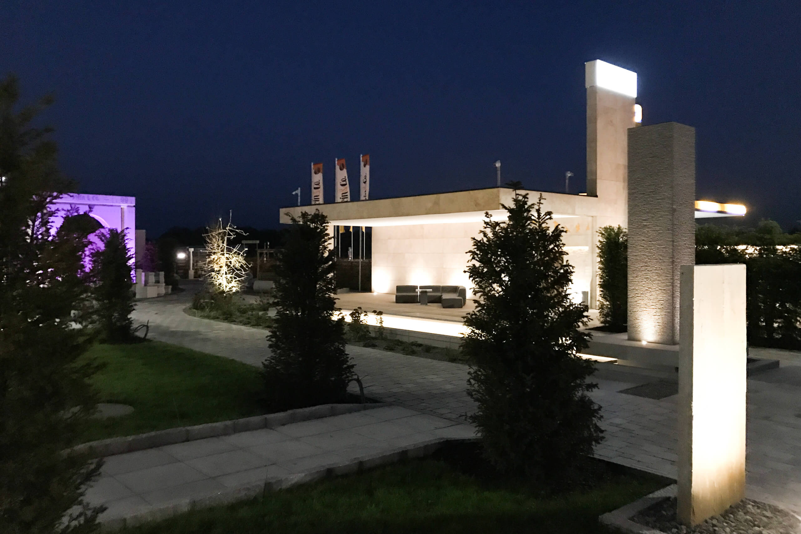 Moderne Architekturbeleuchtung mit Akzentlicht und Säulen im Außenbereich