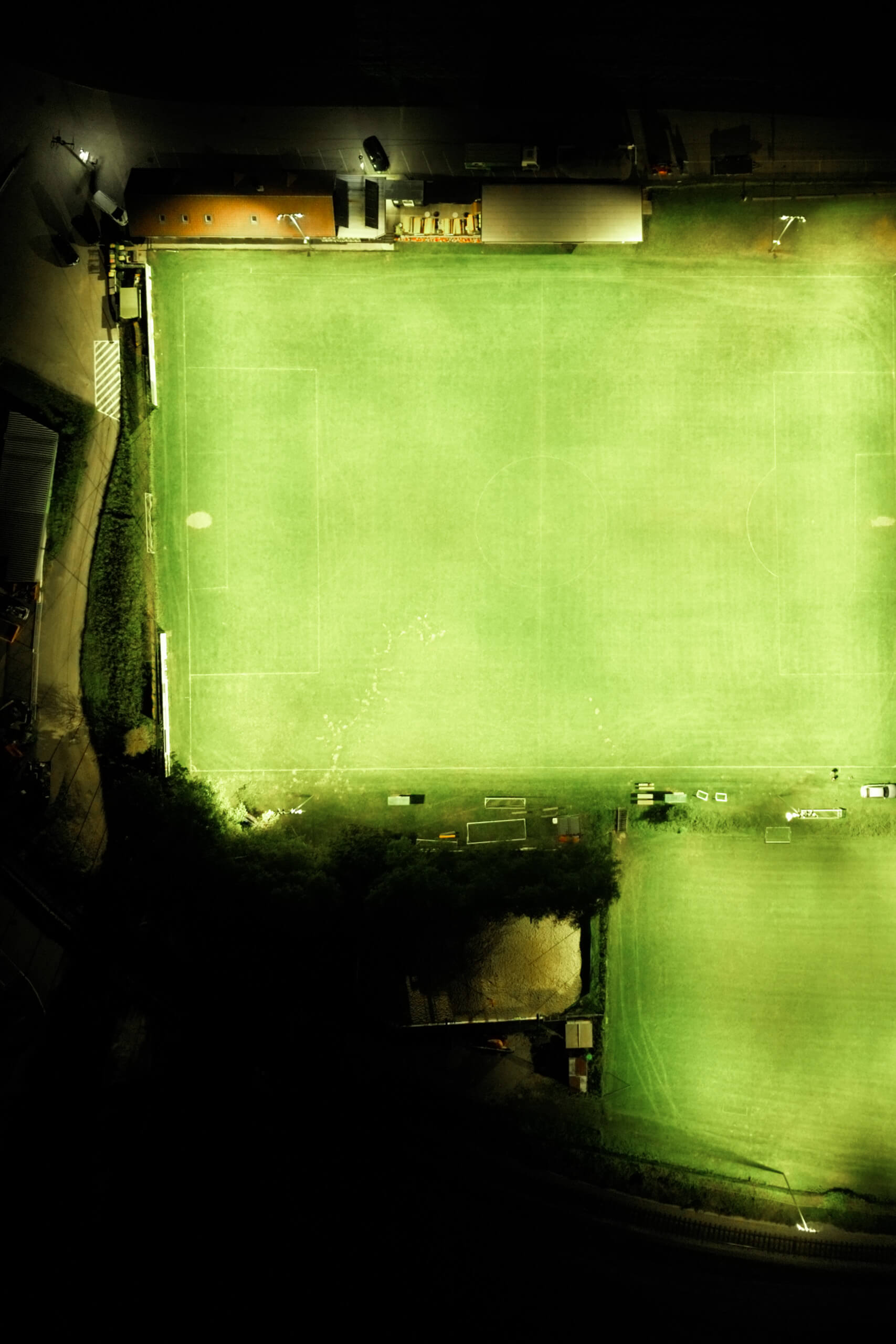 Beleuchteter Fußballplatz bei Nacht, Sportplatzbeleuchtung von Illumina.