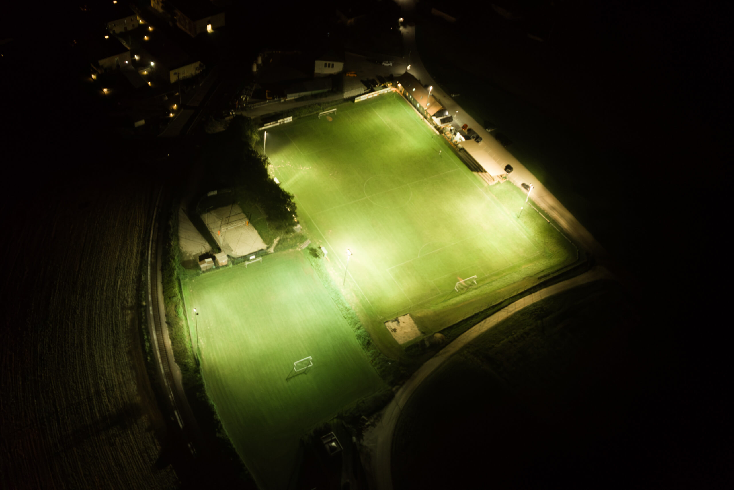 Beleuchtetes Fußballfeld bei Nacht von Illumina aus Ried im Innkreis