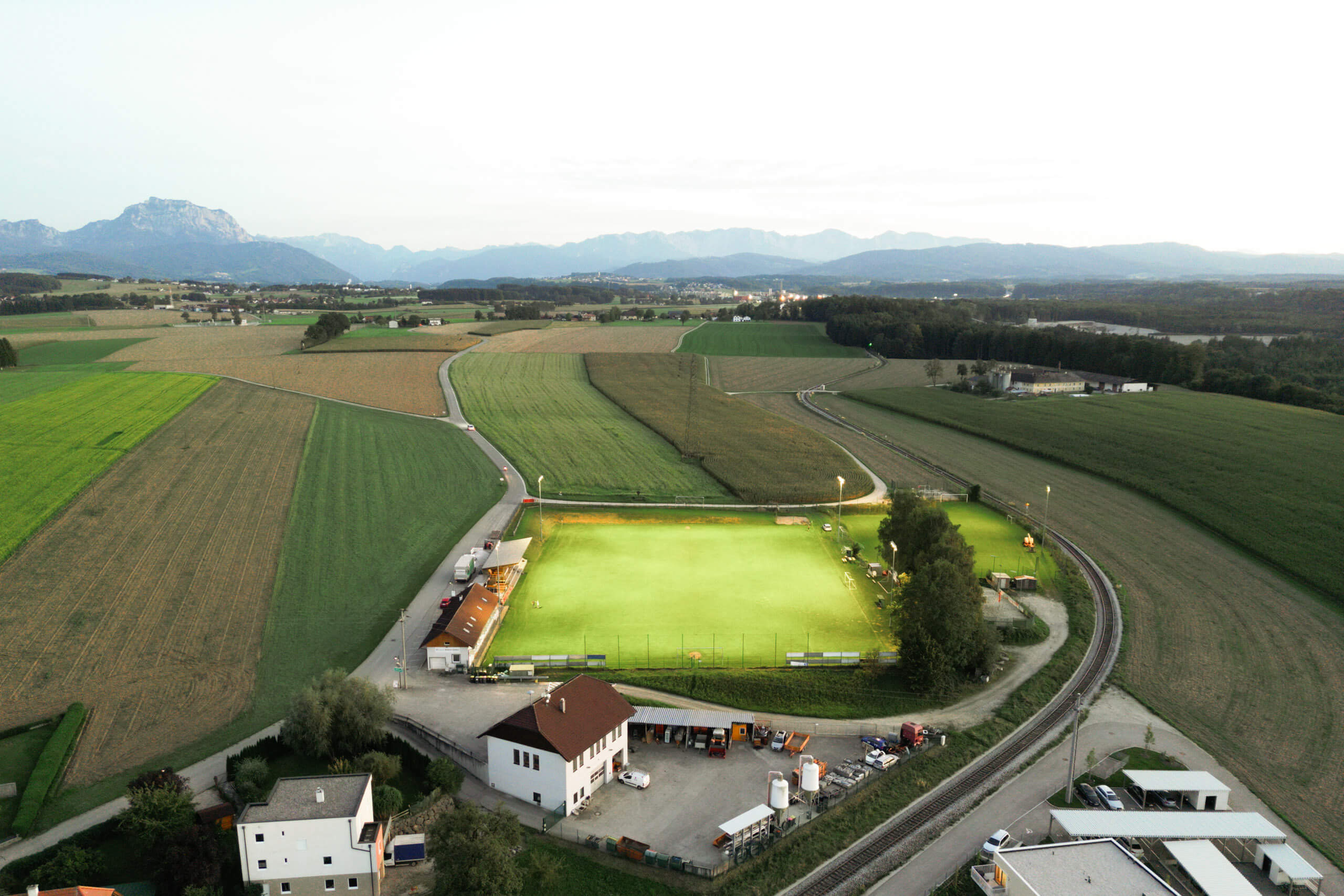 Illuminas Lichtplanung: Fußballplatzbeleuchtung in Österreich bei Dämmerung.