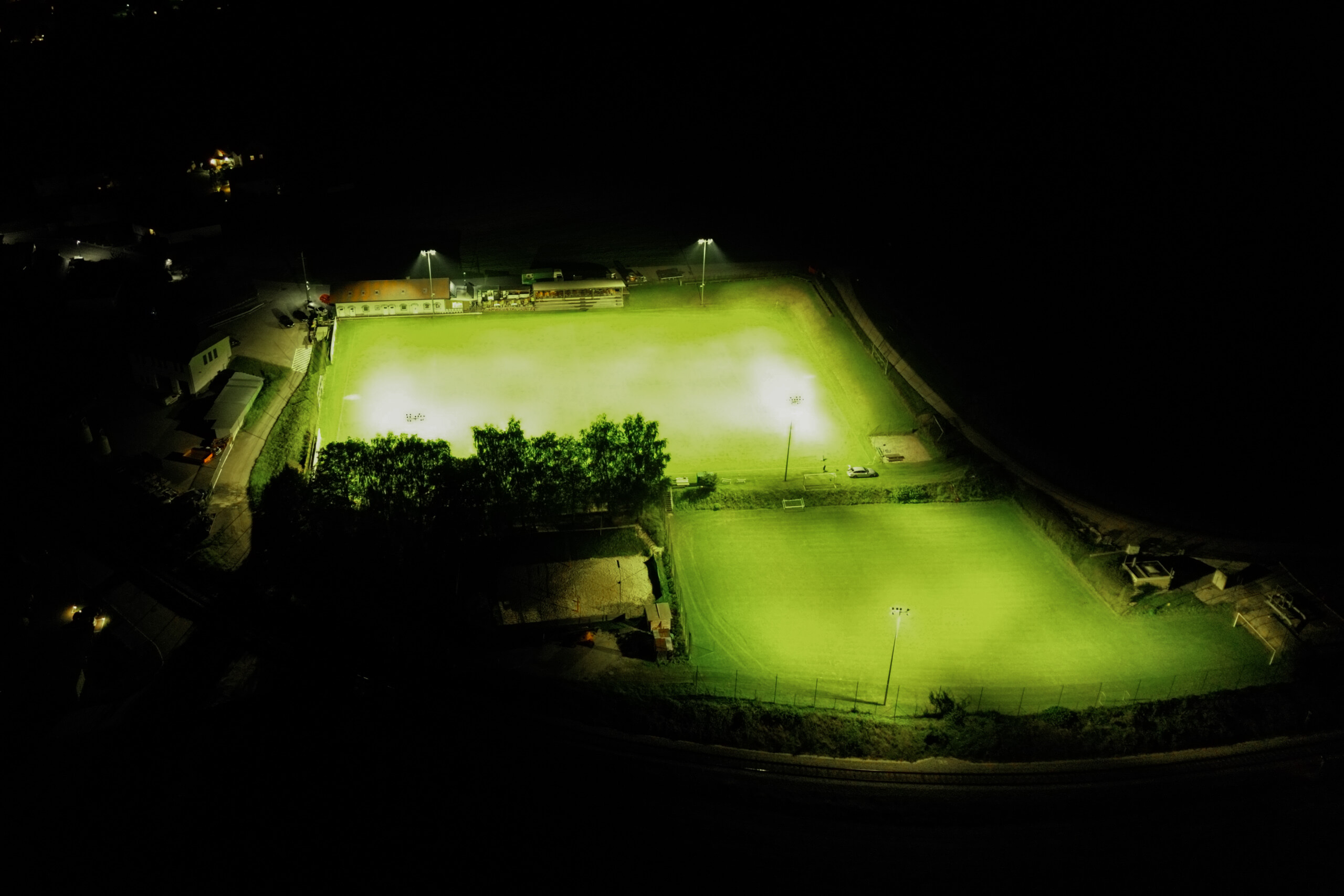 Illuminas Lichtplanung: Fußballplatzbeleuchtung mit modernen LED-Strahlern bei Nacht.