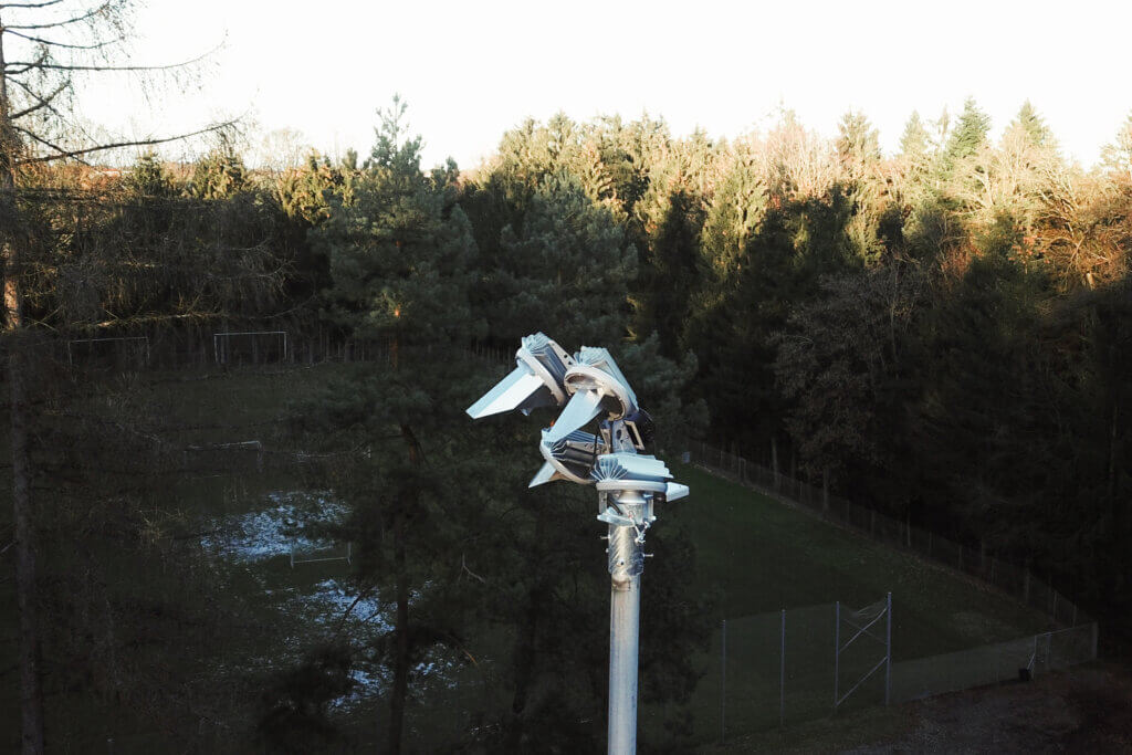 Illumina: Moderne Flutlichtanlage auf einem Sportplatz im Freien