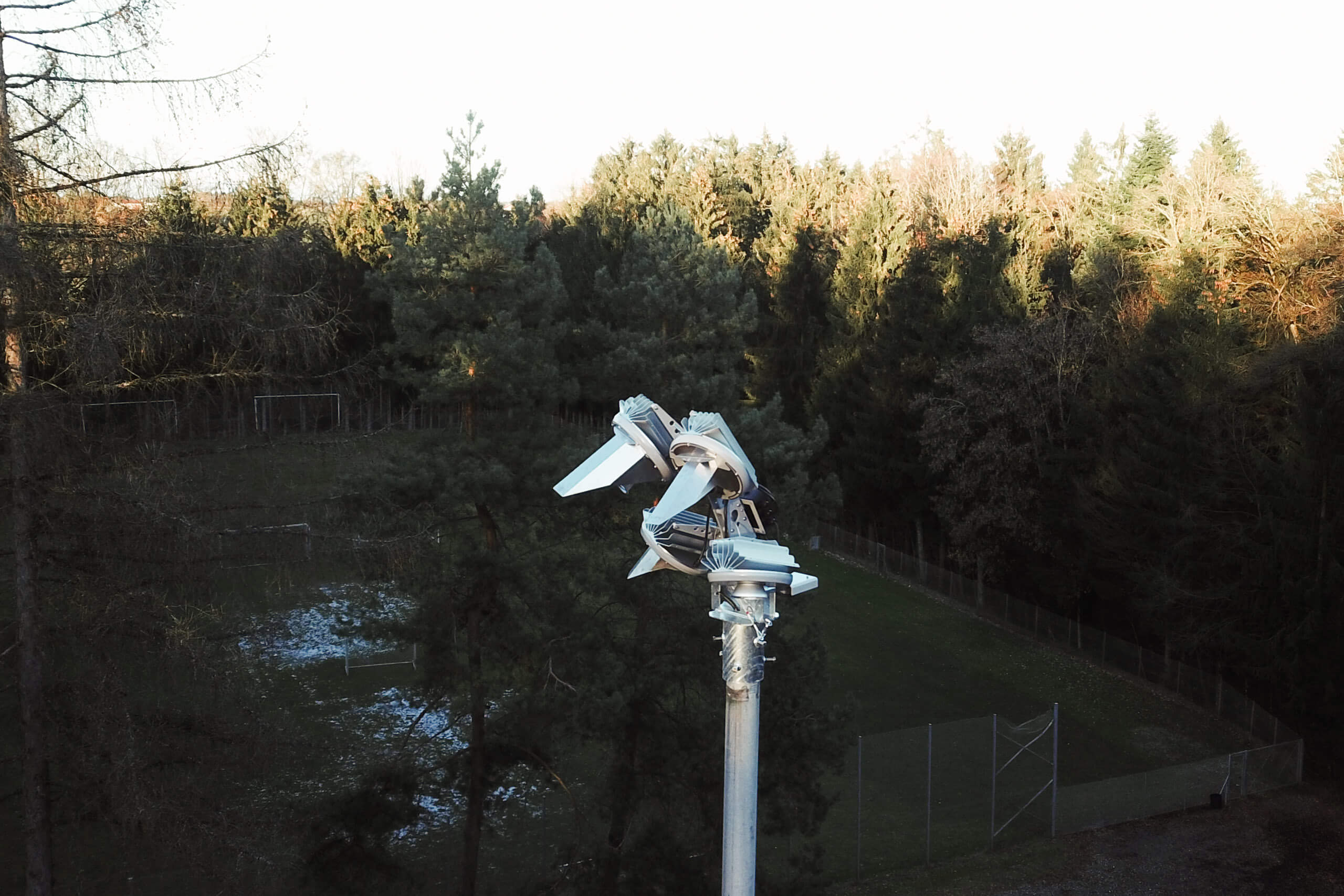 Illumina: Moderne Flutlichtanlage auf einem Sportplatz im Freien