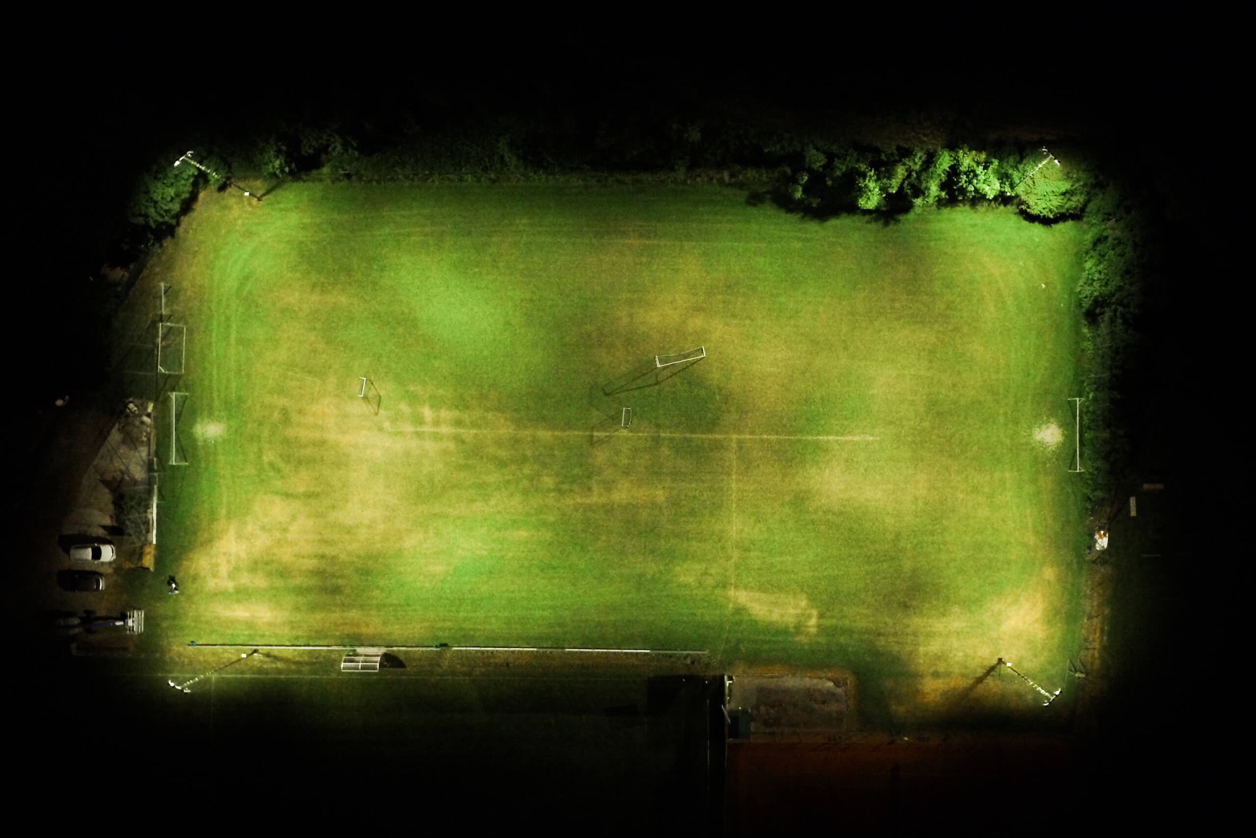 Beleuchteter Fußballplatz bei Nacht mit Illumina Lichtplanung.