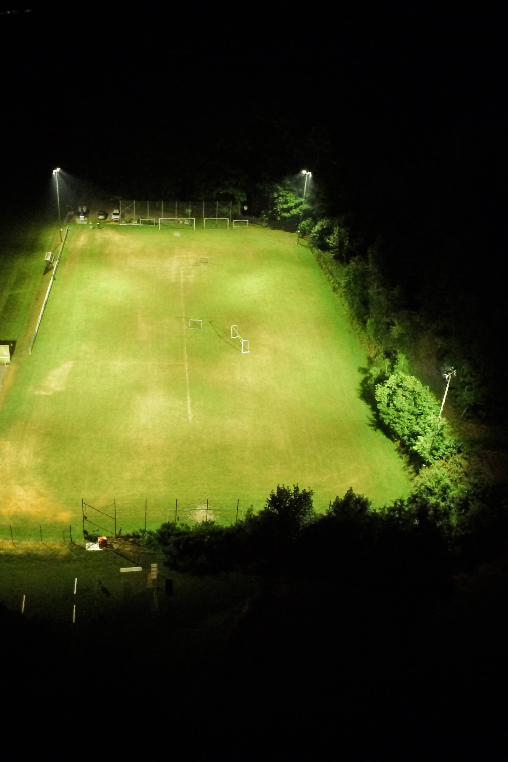 Illumina: beleuchteter Fußballplatz bei Nacht mit LED-Flutlichtstrahlern