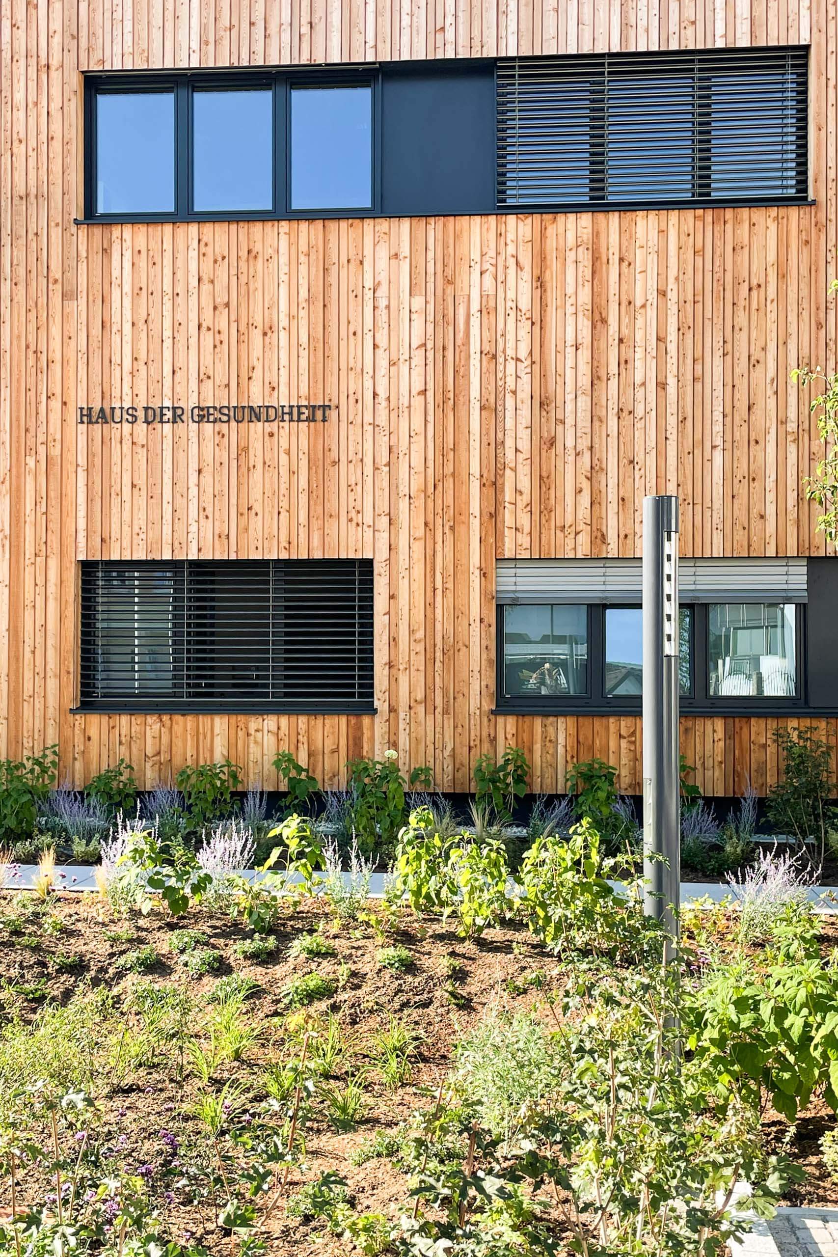Haus der Gesundheit mit Holzfassade und moderner Architektur