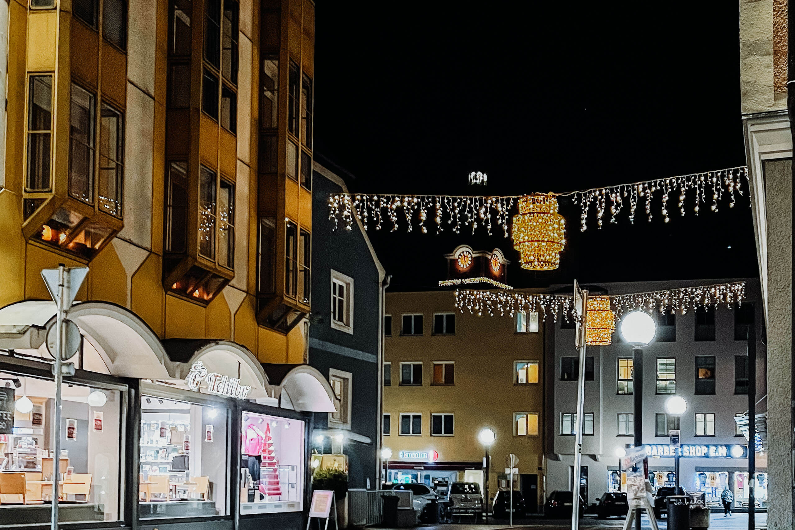 Weihnachtsbeleuchtung in einer Gemeinde mit stimmungsvoller Beleuchtung