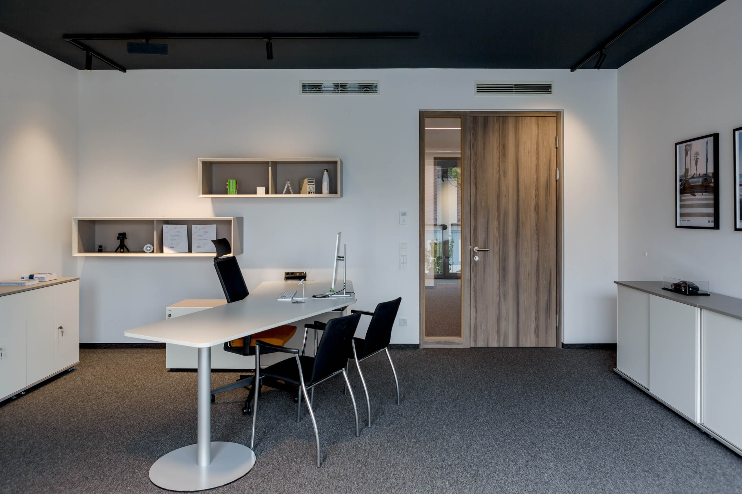 Modernes Büro mit Schreibtisch und Tür – Lichtplanung von Illumina.