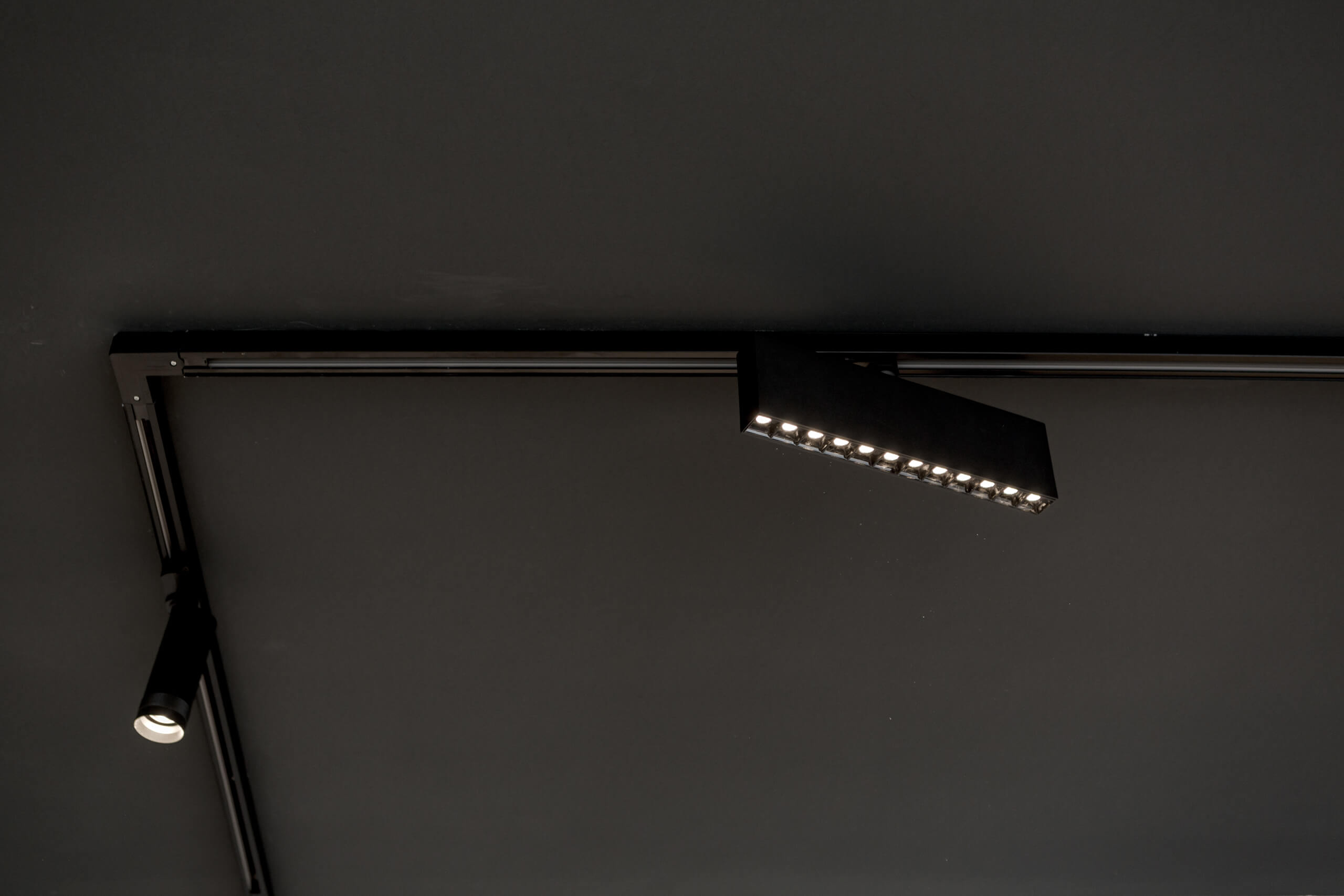 Moderne Deckenleuchte mit LED-Technologie, Teil einer professionellen Lichtplanung.